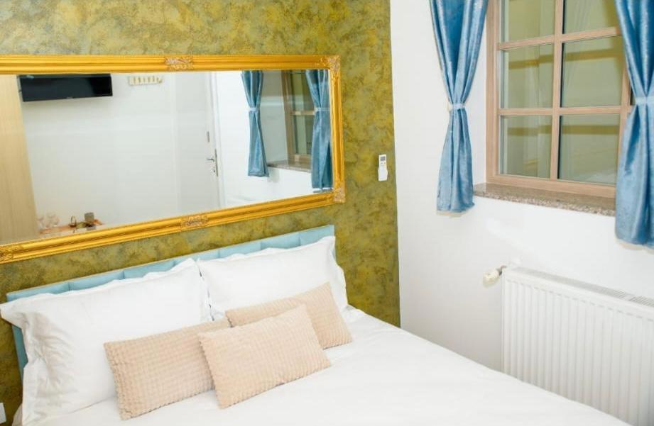 Bistro Centru Vechi Craiova Hotel ภายนอก รูปภาพ